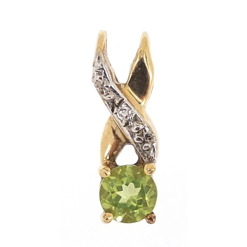 189 - 9ct gold diamond and peridot pendant, 1.4cm high, 1.1g