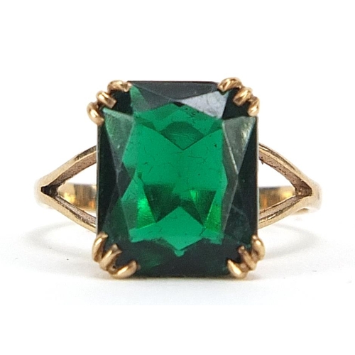 324 - 9ct gold green stone ring, size M, 3.0g