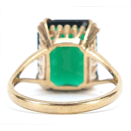 324 - 9ct gold green stone ring, size M, 3.0g