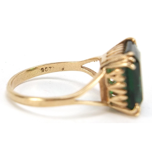 324 - 9ct gold green stone ring, size M, 3.0g