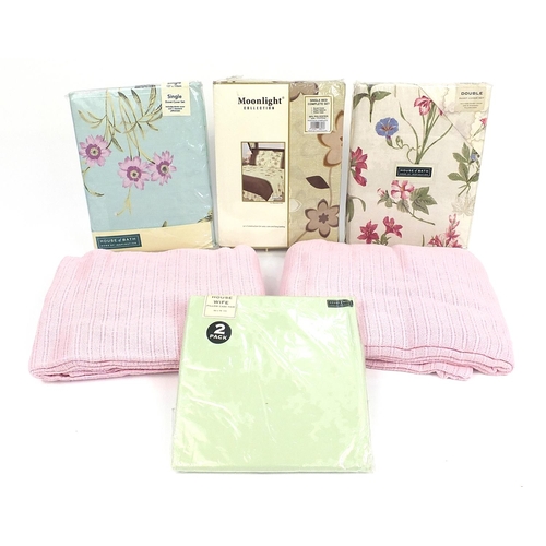 43 - As new double floral duvet cover set, two single floral duvet sets, two green pillow cases and pink ... 
