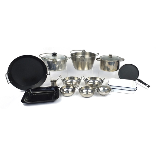 66 - Assorted kitchenware including skillets, saucepans, preserving pans and enamel pans