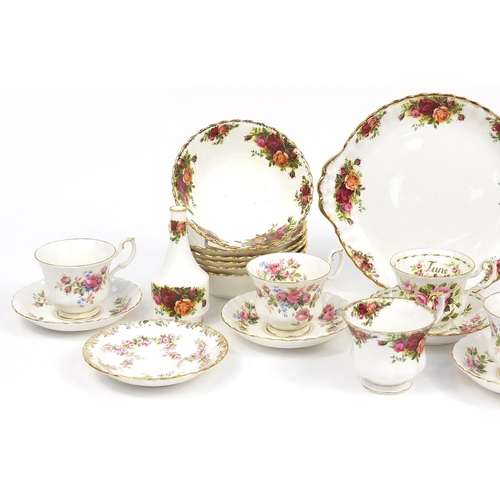 173 - Selection of Royal Albert Old Country Roses including pudding basins and cake plate and Royal Albert... 