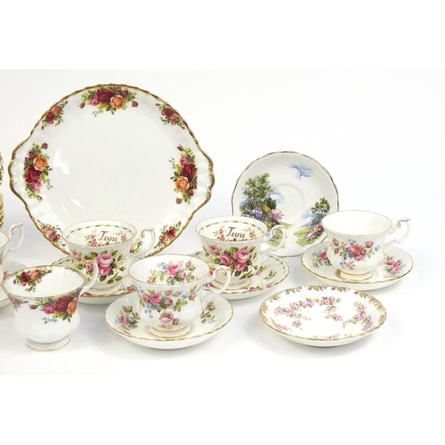 173 - Selection of Royal Albert Old Country Roses including pudding basins and cake plate and Royal Albert... 