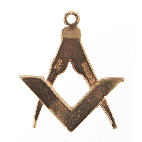 2042 - 9ct gold masonic charm, 2.1cm high, 1.0g