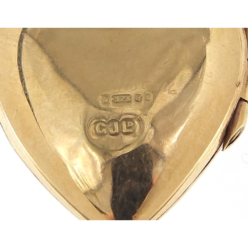 1946 - 9ct gold love heart locket with engraved decoration, 2.2cm high, 3.8g