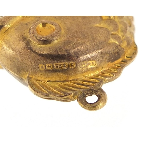 1905 - 9ct gold fish charm, 2.5cm high, 1.5g