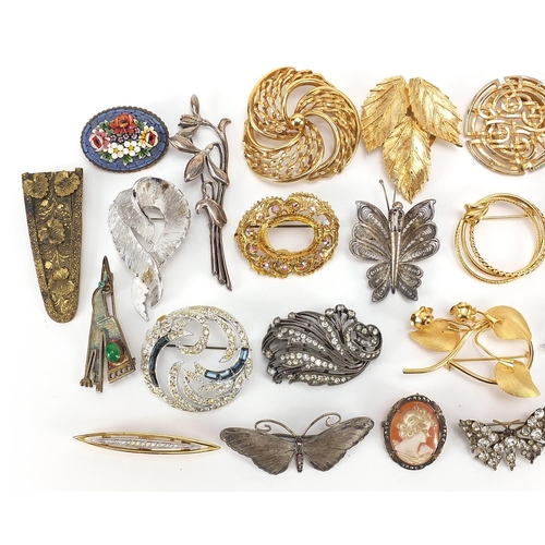 2178 - Vintage and later brooches, some silver, including butterflies, micro mosaic and cameo, the largest ... 