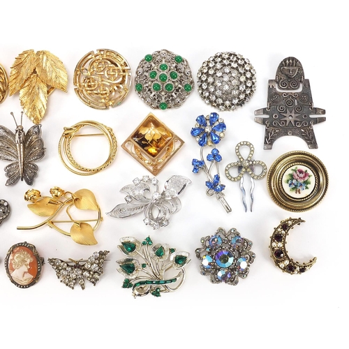 2178 - Vintage and later brooches, some silver, including butterflies, micro mosaic and cameo, the largest ... 