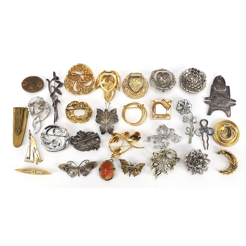 2178 - Vintage and later brooches, some silver, including butterflies, micro mosaic and cameo, the largest ... 