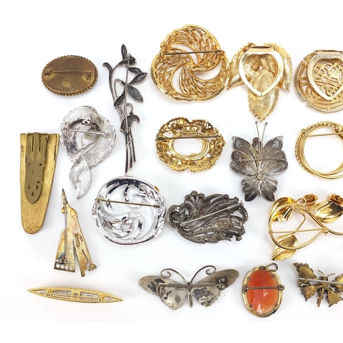 2178 - Vintage and later brooches, some silver, including butterflies, micro mosaic and cameo, the largest ... 