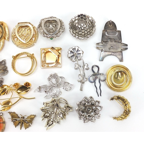 2178 - Vintage and later brooches, some silver, including butterflies, micro mosaic and cameo, the largest ... 