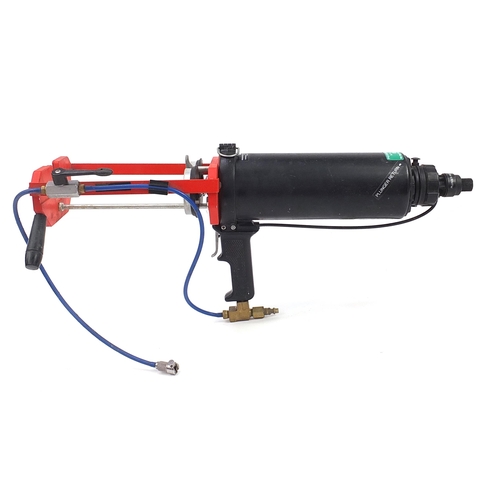 1087 - Cox pneumatic applicator numbered 825683, 65cm in length