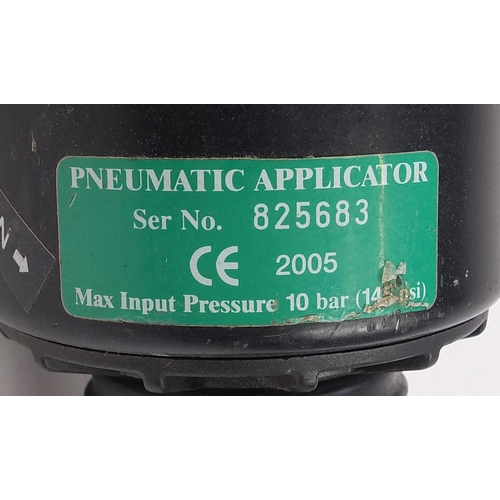 1087 - Cox pneumatic applicator numbered 825683, 65cm in length