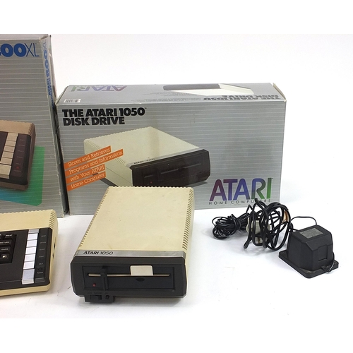 1493 - Atari 800XL computer and 1050 disc drive with boxes