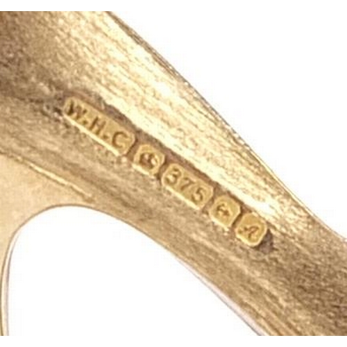 1937 - 9ct gold high heeled shoe charm, 2.2cm wide, 0.9g