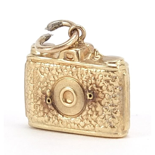 1984 - Unmarked 9ct gold camera charm, 1.5cm wide, 1.0g