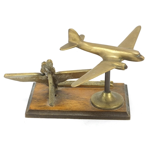 1589 - Military interest Parachute Regiment brass desk stand on wooden base, 20cm wide