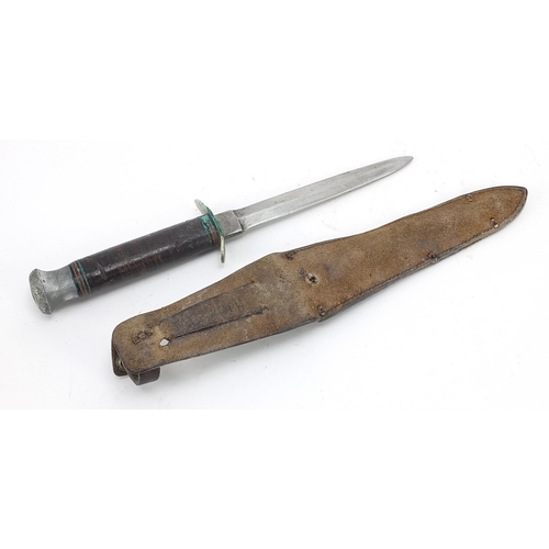 1614 - Military interest stiletto Commando knife with leather sheath, the steel blade impressed Milbro Kamp... 