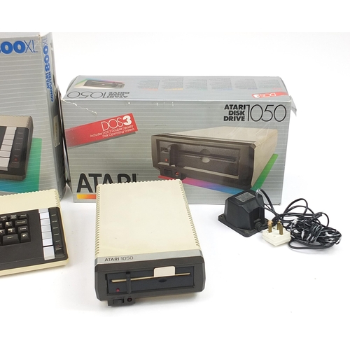 1494 - Atari 800XL computer and 1050 disc drive with boxes