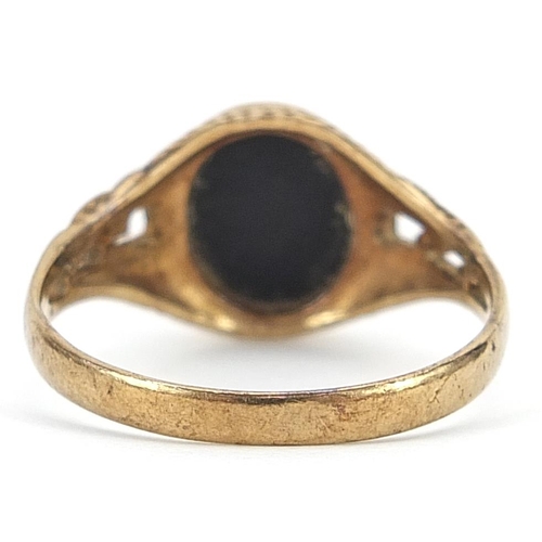 1803 - 9ct gold black onyx signet ring with pierced shoulders, size X, 3.6g