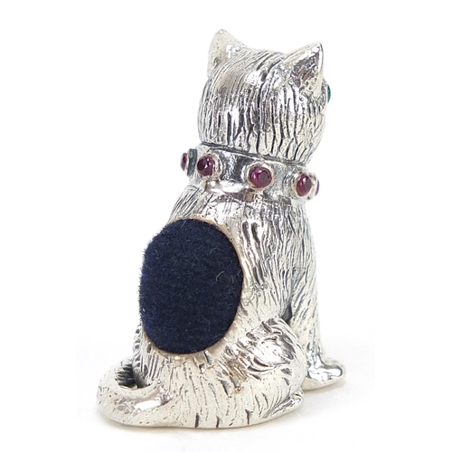 2241 - Novelty silver pin cushion in the form of a seated cat with emerald eyes and ruby collar, 2.7cm high... 