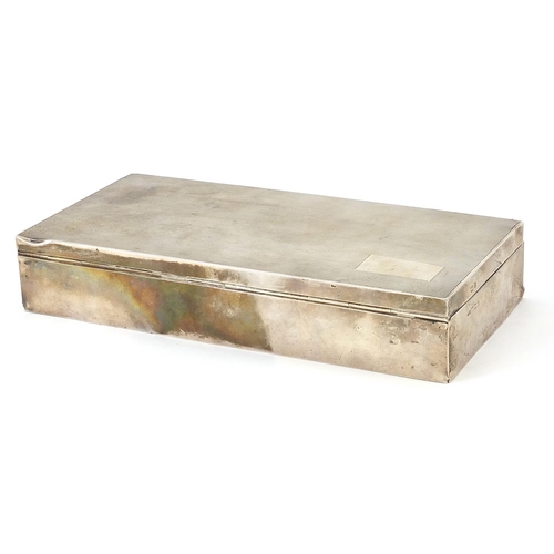 2209 - Collette & Anderson, Art Deco silver cigar box, the hinged lid with engine turned decoration, London... 