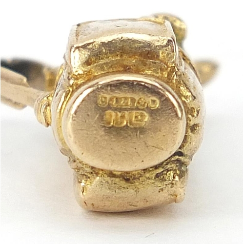 1753 - 9ct gold golf club and bag charm, 2.5cm high, 7.3g