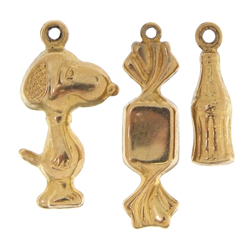 1759 - Three yellow metal charms comprising Snoopy, sweet and Coca Cola bottle, the largest 2cm high, total... 