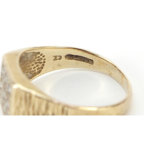 1960 - 9ct gold cubic zirconia ring with bark design shoulders, size Q, 4.0g