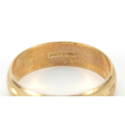 2046 - 9ct gold wedding band with engraved decoration, size U, 4.4g