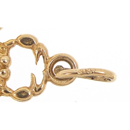 2031 - 9ct gold crab charm, 1.5cm high, 0.9g