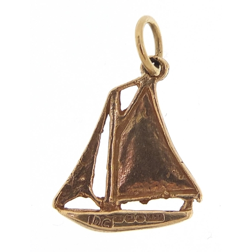 2135 - 9ct gold sailing boat charm, 1.5cm high, 0.9g