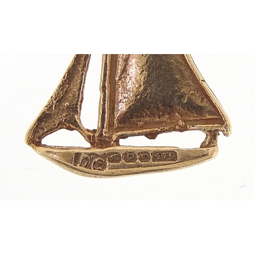 2135 - 9ct gold sailing boat charm, 1.5cm high, 0.9g