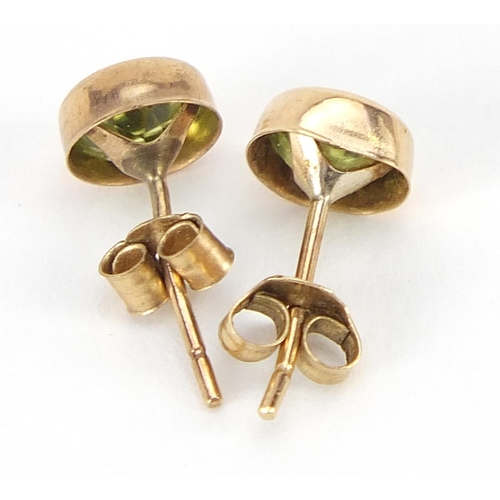 1988 - Pair of 9ct gold peridot stud earrings, 5mm in diameter, 0.5g