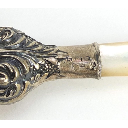 2252 - Sydney & Co Edwardian silver baby's rattle with mother of pearl handle and teething ring, Birmingham... 