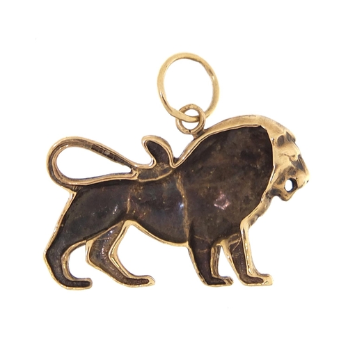 1899 - 9ct gold lion pendant, 2.6cm wide, 2.2g