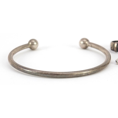 2102 - Silver jewellery including Figaro link bracelet, rings and bangle, 31.5g