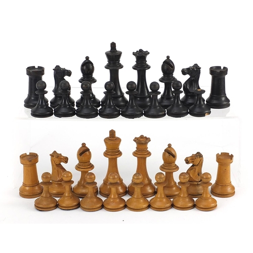 1474 - Boxwood and ebonised Staunton chess set with mahogany box, the largest pieces each 9.5cm high