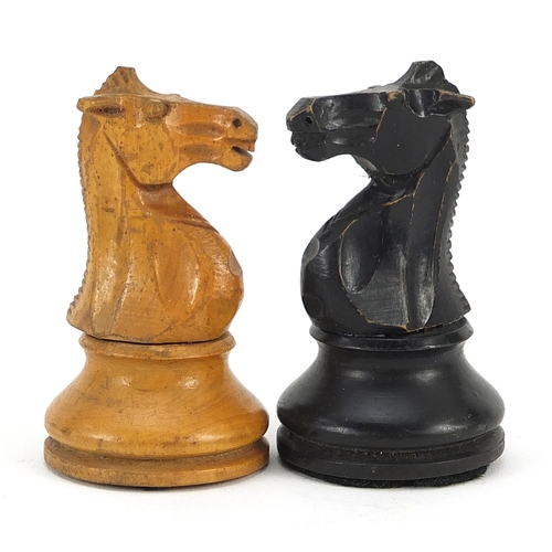 1474 - Boxwood and ebonised Staunton chess set with mahogany box, the largest pieces each 9.5cm high