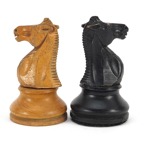 1474 - Boxwood and ebonised Staunton chess set with mahogany box, the largest pieces each 9.5cm high