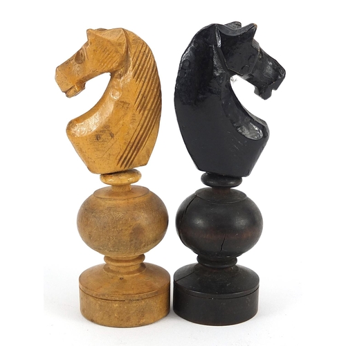 1475 - Boxwood and ebonised Chessmen pattern chess set with pine box, the largest pieces each 9cm high