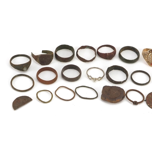 1227 - Collection of medieval/Roman and later rings