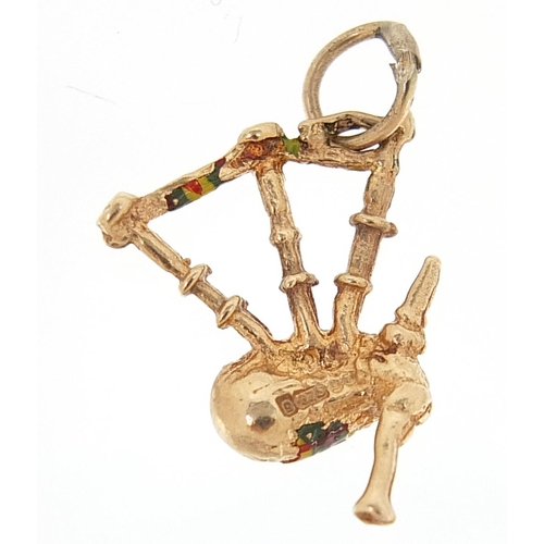 1791 - 9ct gold and enamel bagpipes charm, 2.0cm high, 1.5g