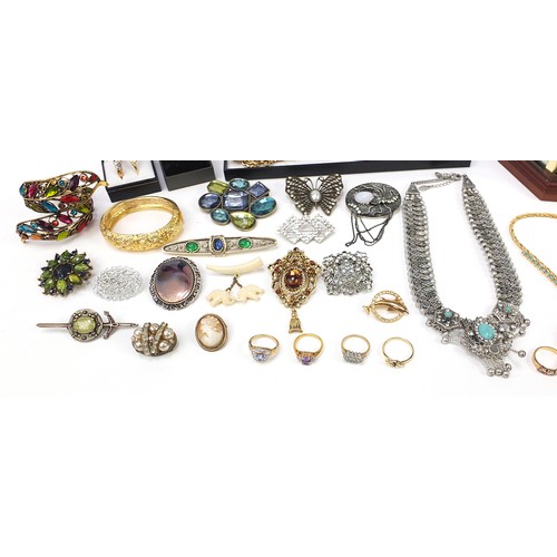 1360A - Costume jewellery and a glass display case, including rings, brooches and necklaces, the cabinet 33c... 