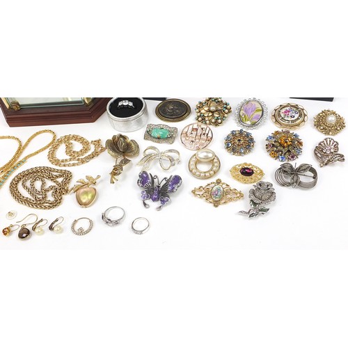 1360A - Costume jewellery and a glass display case, including rings, brooches and necklaces, the cabinet 33c... 