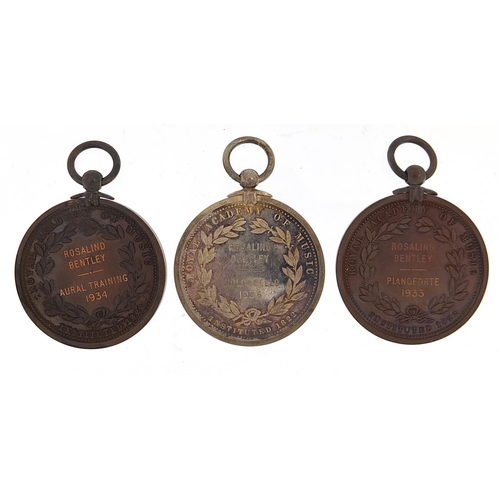 1235 - Three John Pinches London Royal Academy of Music medals for Rosalind Bentley housed in velvet lined ... 