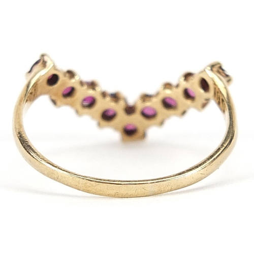 2066 - 9ct gold ruby herringbone ring, size T, 2.0g