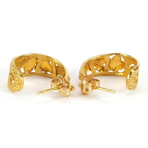 1659 - Black Hills, pair of 10k gold three tone grapevine hoop earrings, 1.5cm in diameter, 3.5g