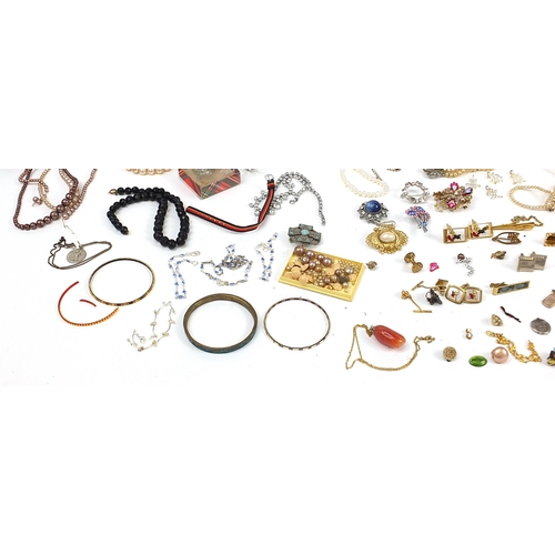 911 - Vintage and later costume jewellery including brooches, simulated pearls, necklaces and a Lorus gent... 